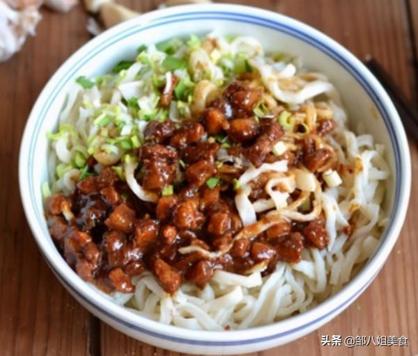 做手擀麵時,和麵要多加“2個料”,麵條筋道不易斷,爽滑不粘連 做手擀麵時,和麵要多加“2個料”,麵條筋道不易斷,爽滑不粘連