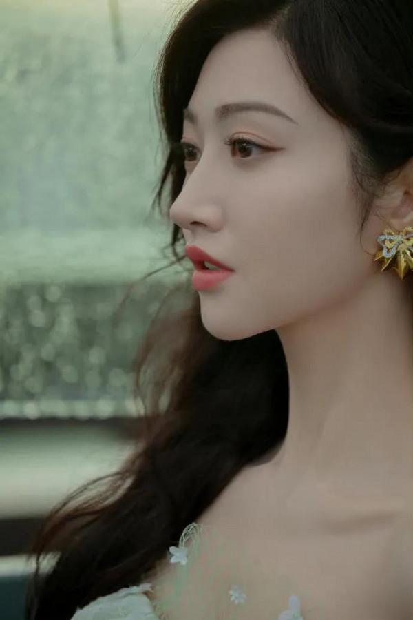 景甜身穿薄荷紗裙在雨中，撐傘氛圍感滿分，雨中漫步的小仙女