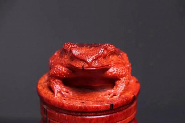 紫檀罐上有金蟾！別緻木器，卻是摯愛藏品