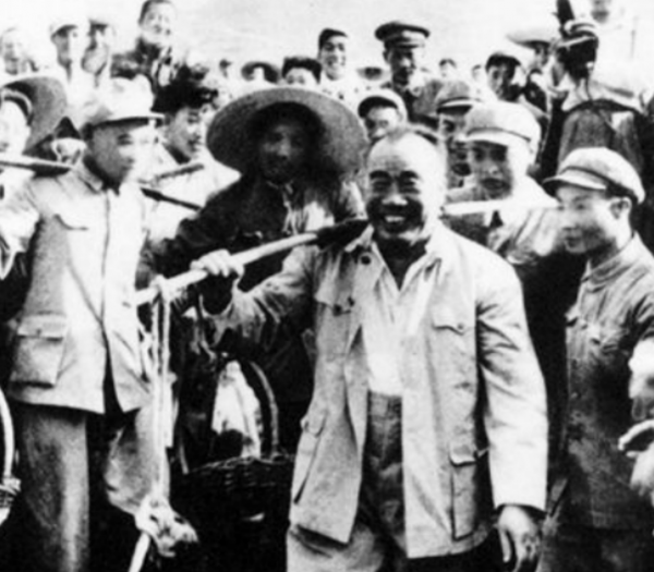 1950年，在一地主家搜出一張欠條，落款是朱德，朱德：讓他來北京