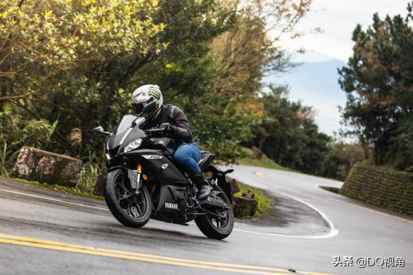 入門新手效能仿賽摩托，雅馬哈YZF-R3，外觀帥氣就是低速太疲軟