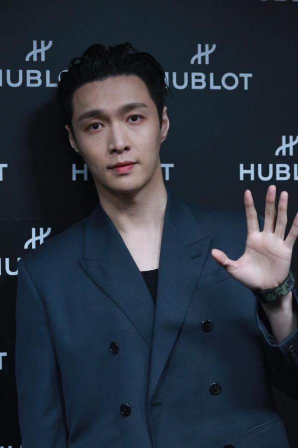 張藝興背頭造型搭配灰色西裝帥氣十足