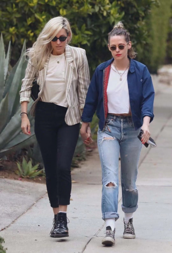 恭喜！31歲暮光女被編劇女友求婚，相戀2年即將步入婚姻殿堂