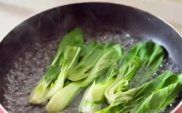 家有雙胞胎，一個天天喝牛奶，一個長期吃鈣片，1年後差距明顯