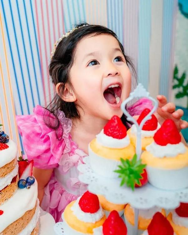 日本“紙箱寶寶”長大了！看過她爸媽的照片後，我酸了