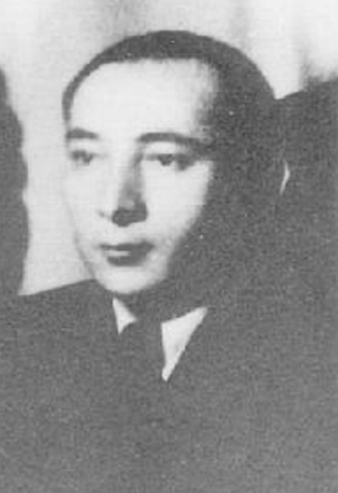 開國大典上，毛主席身後站著一個年輕人，戴著黑色禮帽，他是誰？