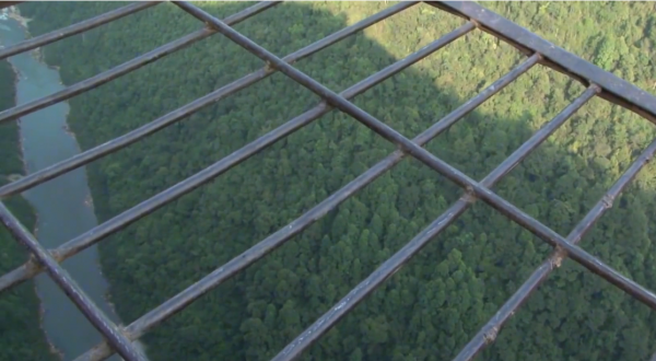 懸崖上的村莊：萬丈懸崖上村民靠一根鐵索出行，坐上去腳都發抖