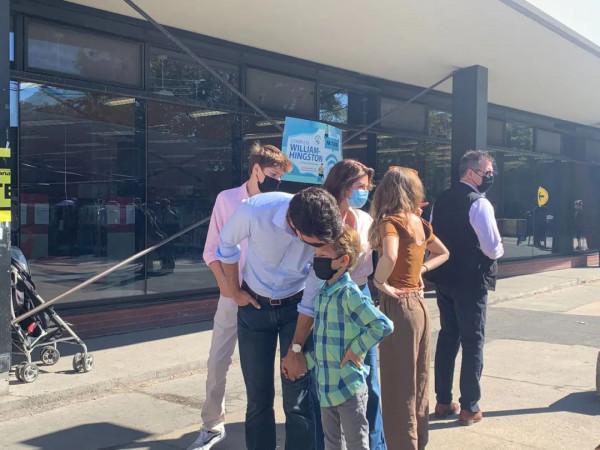 加拿大全民出動 大排長龍為投票 華人空前踴躍 特魯多1家5口被圍住