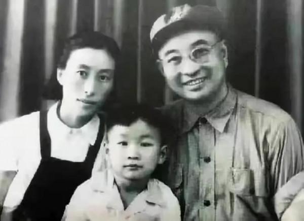 1943年，陳賡經常去延河邊，大家問他去幹嘛，他炫耀說：去接老婆
