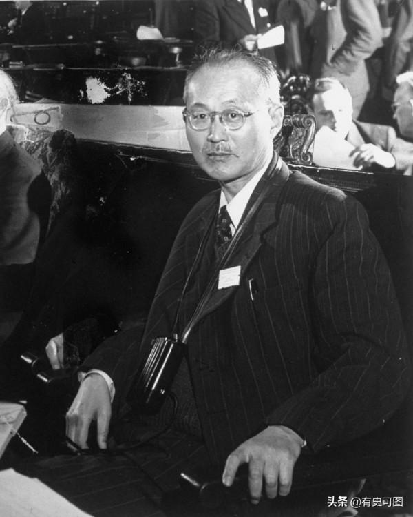 1946年的午門外停滿了汽車，太和殿上放著袁世凱的“西洋寶座”