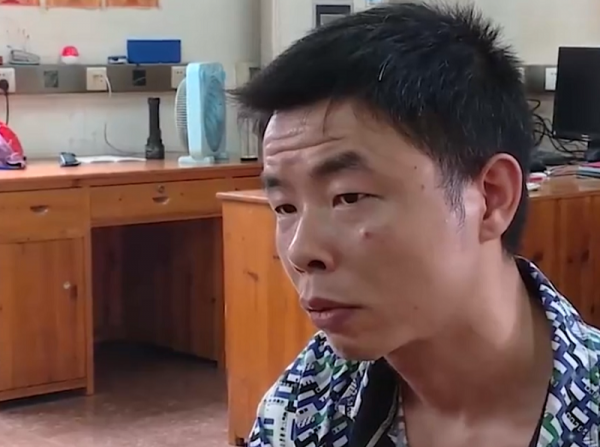 億萬富豪把錢全留給親生女兒，養子：不行，必須平分，我是太子