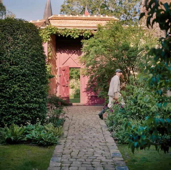 被迪奧開除後，他歸隱法國鄉間，改造後的老房子美得無藥可救