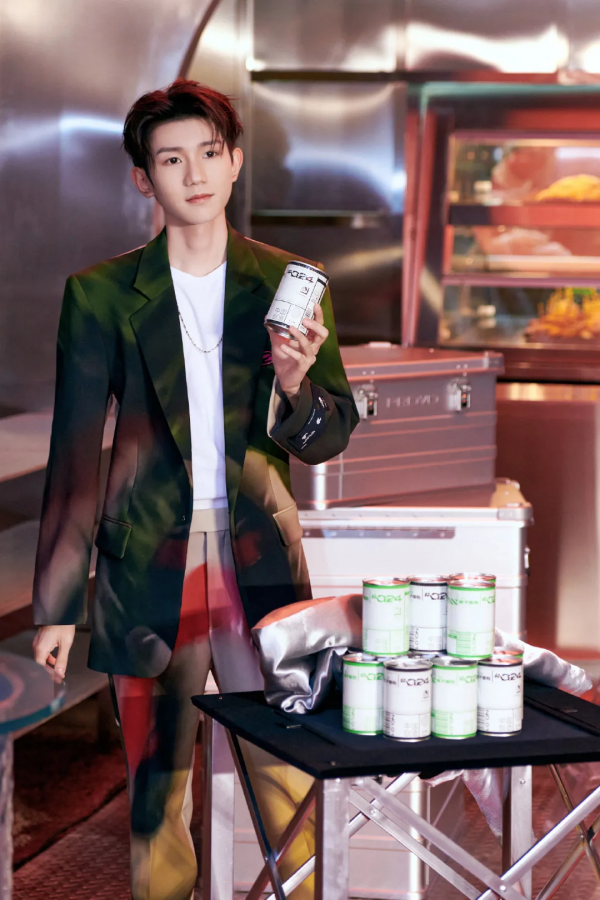 王源著綠色湮染西服亮相品牌釋出會活動，又帥又拉風
