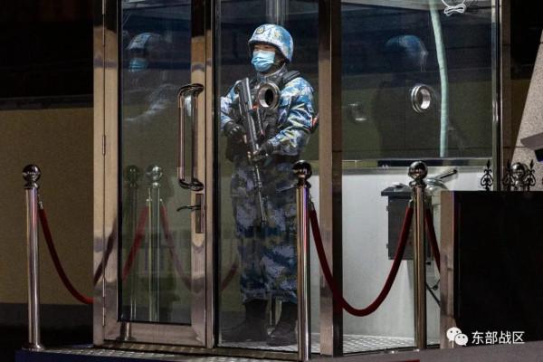 這次站哨的，全是校尉軍官