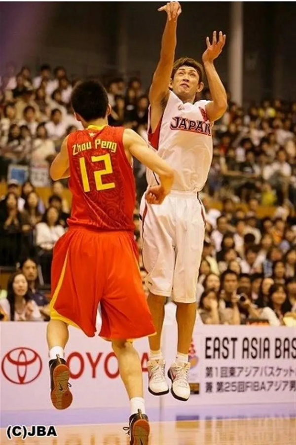 50歲才退役比詹姆斯持久！3個人8次犯規都攔不住，27年算個屁啊