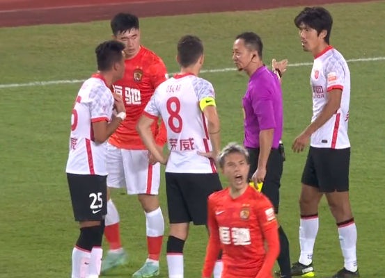 0-0!中超豪門對決淪為雞肋,2次衝突搶鏡:火爆飛鏟,揮肘怒吼 0-0!中超豪門對決淪為雞肋,2次衝突搶鏡:火爆飛鏟,揮肘怒吼