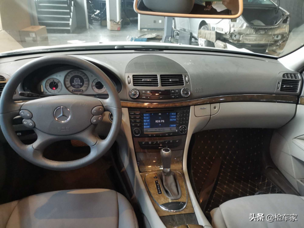 5萬買臺賓士E級,外表光鮮亮麗內飾破敗不堪,網友:就怕養不起 5萬買臺賓士E級,外表光鮮亮麗內飾破敗不堪,網友:就怕養不起