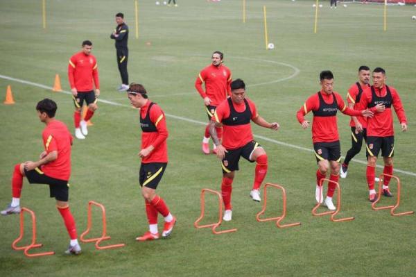 上午8點！北京媒體最新報道引爭議，球迷痛罵：讓國足自生自滅吧