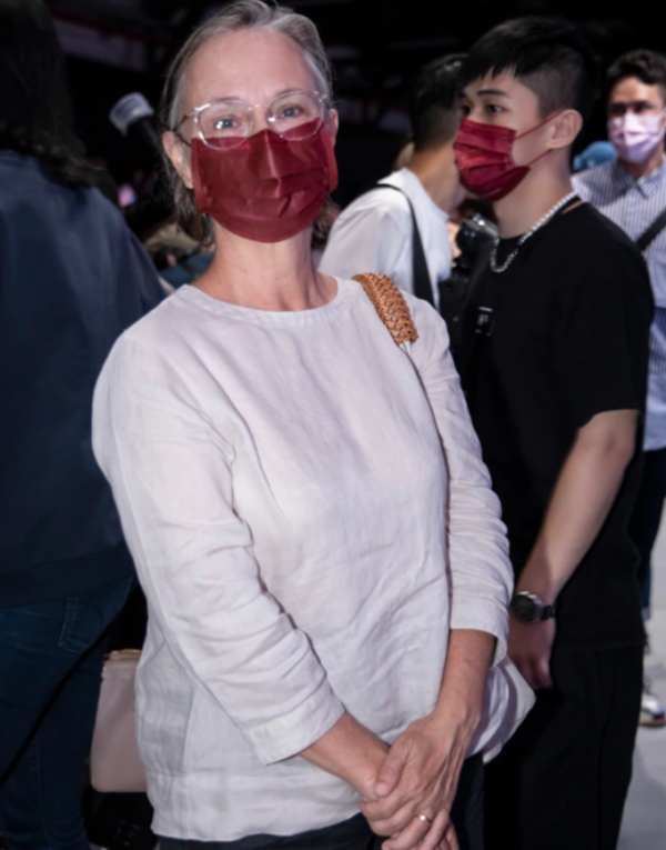 31歲兒子T臺首秀,周華健60歲妻子罕現身支援,滿頭白髮但氣質好 31歲兒子T臺首秀,周華健60歲妻子罕現身支援,滿頭白髮但氣質好