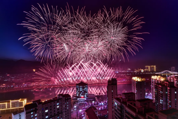 【網路中國節】月色嬋娟永靖夜 焰火耀天映新春