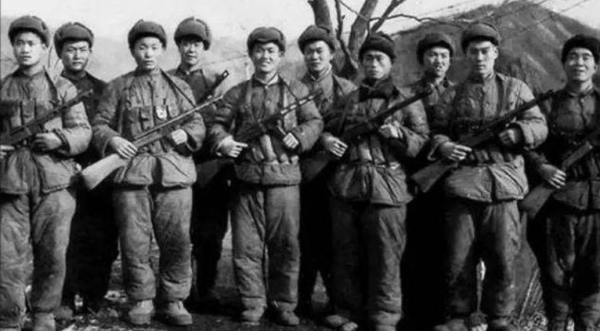 湖南一15歲新兵擅自開炮，被連長呵斥關禁閉，團長忙攔：記二等功