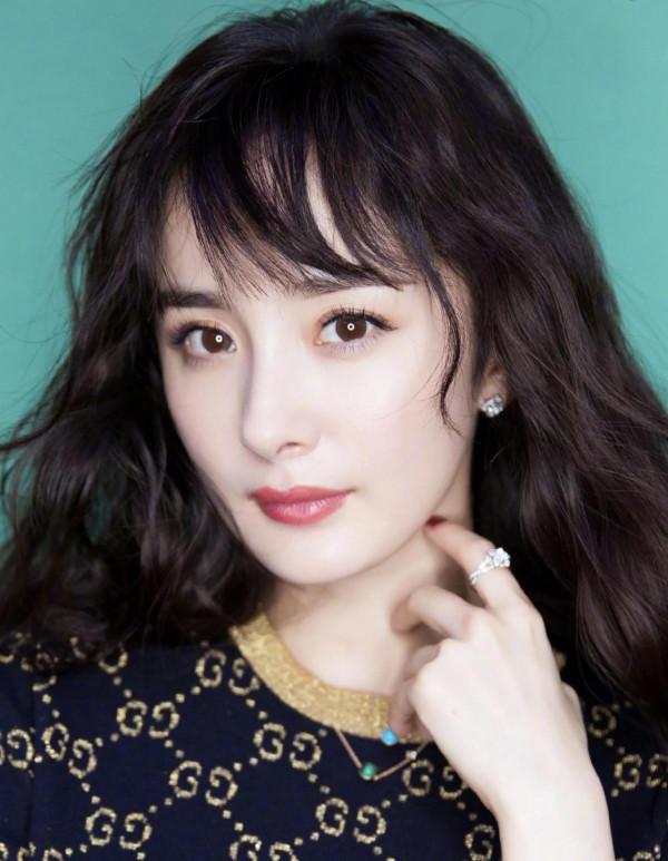 楊冪穿提花短袖配粉色短裙