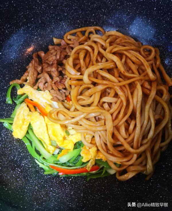 家常炒拉麵有技巧，這樣做比麵館都好吃還不油膩，食材多，真營養