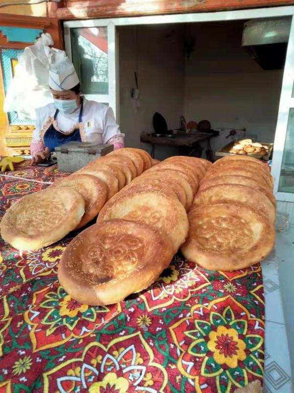 灌麵粉的羊肺、塗滿薑黃的烤雞、滿大街打饢店，都是新疆味道12