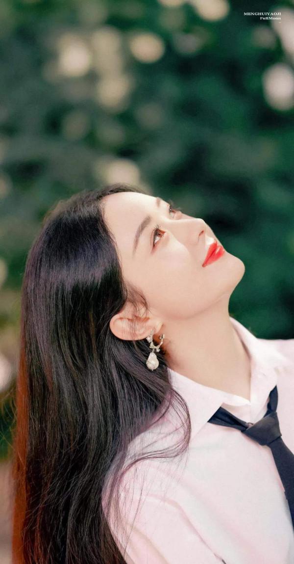 趙麗穎離婚後，一身學生裝把青春清純演繹的恰到好處