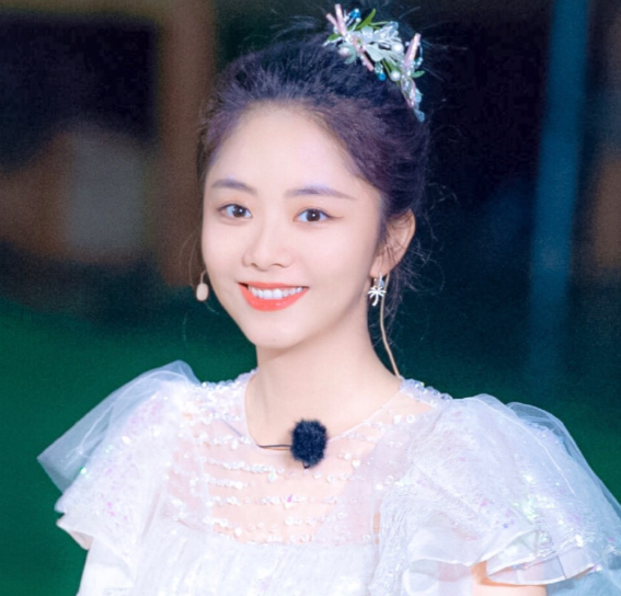 《你好星期六》強勢定檔，何炅C位亮相，網傳譚松韻已完成錄製