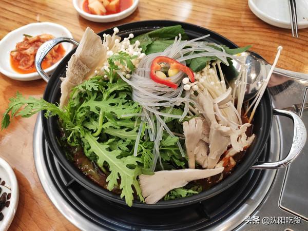 吃脊骨土豆鍋的精華不在於啃骨頭，而是最後的鍋底炒飯