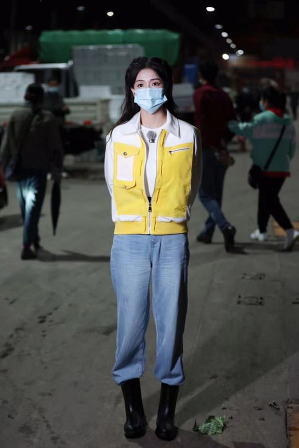 白鹿也太會了吧,工裝配上娃娃臉,一點都不違和,還有點像小學生 白鹿也太會了吧,工裝配上娃娃臉,一點都不違和,還有點像小學生