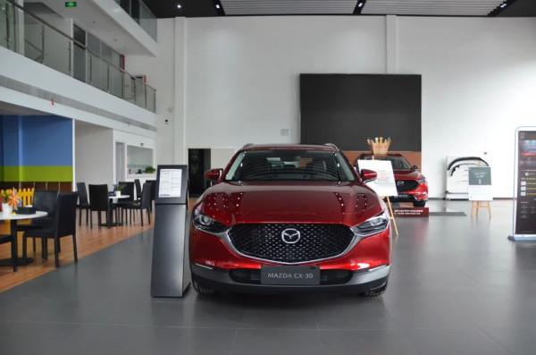 007探店：配置升級 還是運動範 到店實拍長安馬自達2021款CX-30