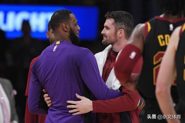 拜訪知名訓練師!騎士天才難和詹姆斯再續前緣,坐擁聯盟頭號女友 拜訪知名訓練師!騎士天才難和詹姆斯再續前緣,坐擁聯盟頭號女友