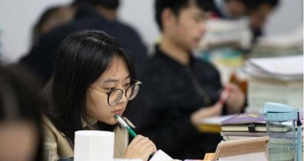 “新型啃老”悄然興起,本科畢業後不上班不掙錢,父母還引以為傲 “新型啃老”悄然興起,本科畢業後不上班不掙錢,父母還引以為傲