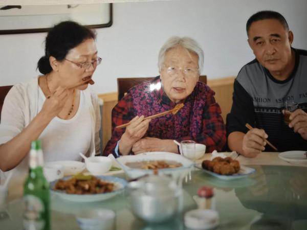 母親堅持了62年的好習慣：讓老年人明白擁有一口好的牙齒很重要