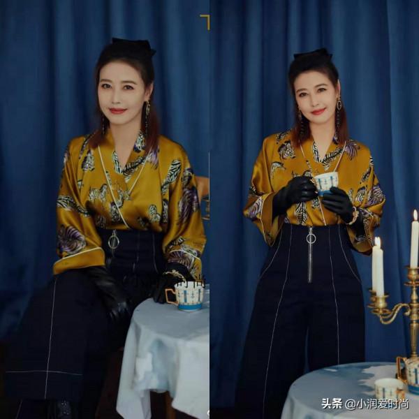 55歲周海媚發福也時髦，穿羽絨服+短靴保暖貴氣，適合微胖媽媽學