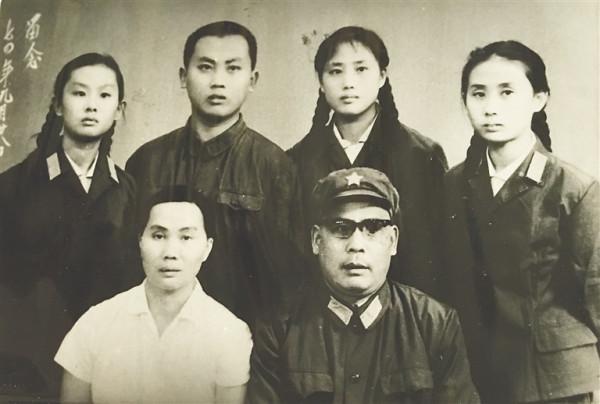 解放軍登陸海南島，根據地老人痛哭：怎麼不早點來，香蕉都放爛了