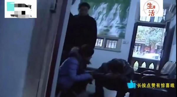 拋妻棄子15年，外面一個家還想回前妻子家，兒女：先離婚再復婚