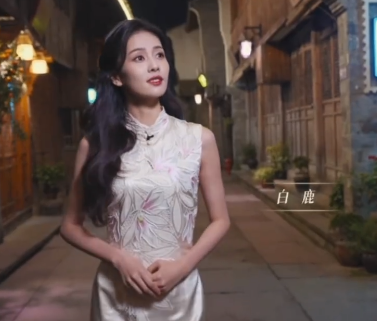 跨年女星哪家強？周慧敏凍齡狀態好，金晨穿漢服，楊紫創收視高峰