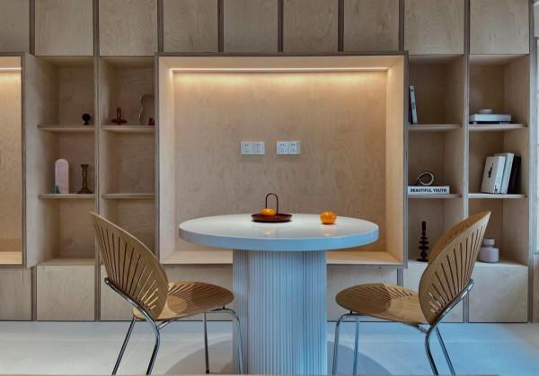 49平米的公寓改變成工作區，滿足功能需求，並引入光影效果