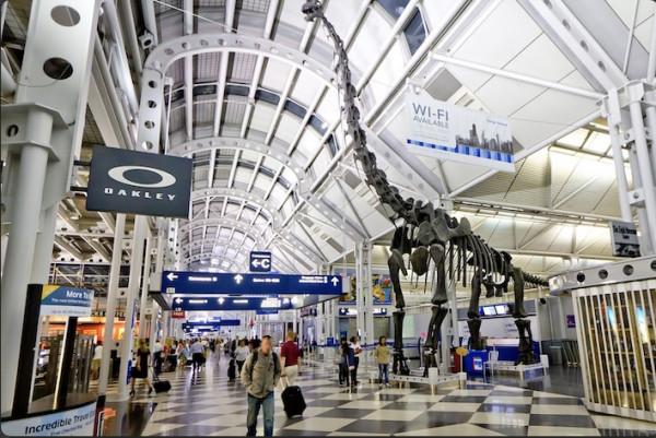 印度男子想回老家卻怕疫情，躲在美國機場又吃又睡三個月才被發現