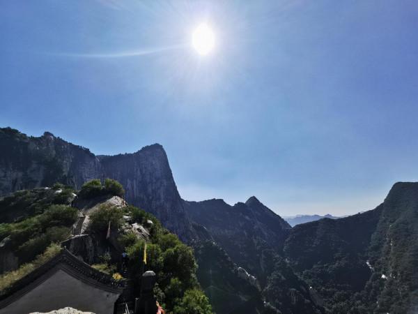 仙掌崖在華 山東 峰 仙掌崖在華 山東 峰