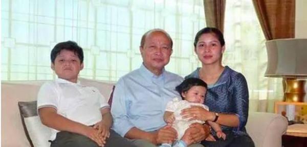 三分鐘瞭解拉那烈親王的家庭,兩任妻子美貌如花,兒子比明星都帥 三分鐘瞭解拉那烈親王的家庭,兩任妻子美貌如花,兒子比明星都帥