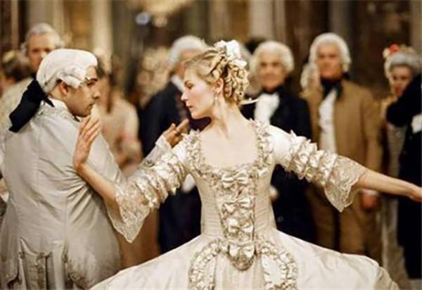 美貌王后瑪麗：分娩產女被圍觀，因揮霍錢財獲罪，39歲被送斷頭臺