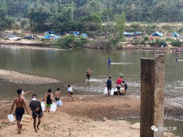 到處都在打仗！房子被炸！緬甸難民坐在地上，雙手合十為緬甸祈福