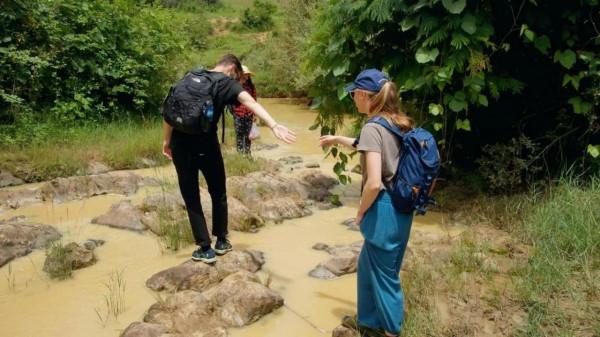 兩個女教師在緬甸偏遠農村的兩天一晚:缺電少水路難走,以為穿越 兩個女教師在緬甸偏遠農村的兩天一晚:缺電少水路難走,以為穿越
