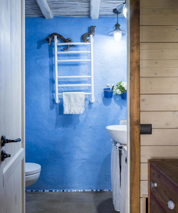 夫妻隱居深山，就地取材造房子，36㎡微型房屋，還帶露臺和桑拿房