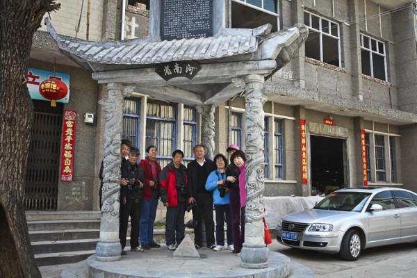 中國有一景點，位於湖北，陝西、河南交界處，一腳便可跨出省