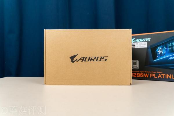 螢幕酷炫,用料誇張,適合高階玩家、技嘉鉑金雕1200W白金牌電源 螢幕酷炫,用料誇張,適合高階玩家、技嘉鉑金雕1200W白金牌電源